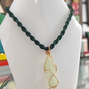 COLLAR CUARZO NEON ORO GOLFI CON MACRAMÉ  - BARAK ARTILUGIOS - 8006-C-3